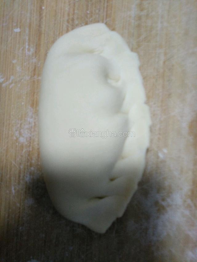 包好的莲菜猪肉盒子。用手掌轻轻压扁，切记，不能使太大劲