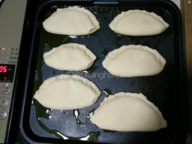 将包好的盒子，平面儿放入电饼铛中。
