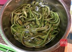 贡菜炒肉的做法图解1