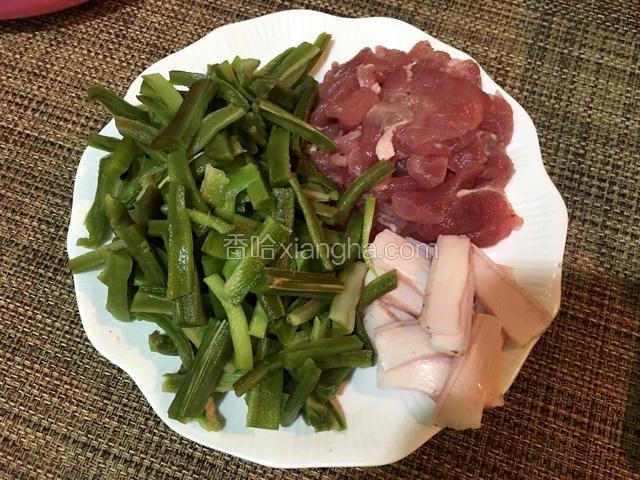 泡好的贡菜洗净切成段;猪肉洗净切成薄片，肥瘦分开