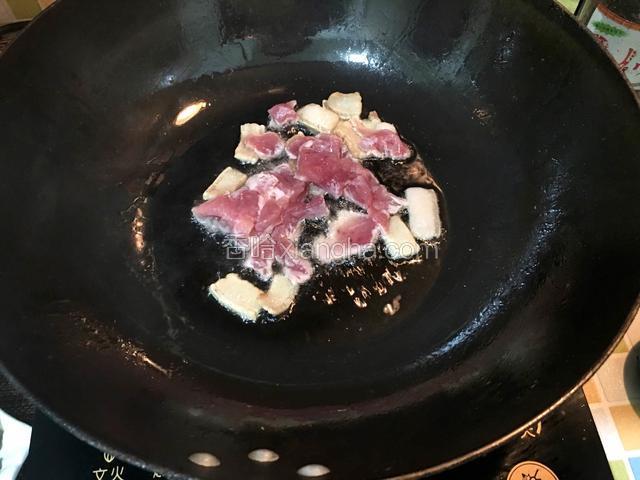 热锅倒少许油，先放入肥肉煸出油，再放入瘦肉