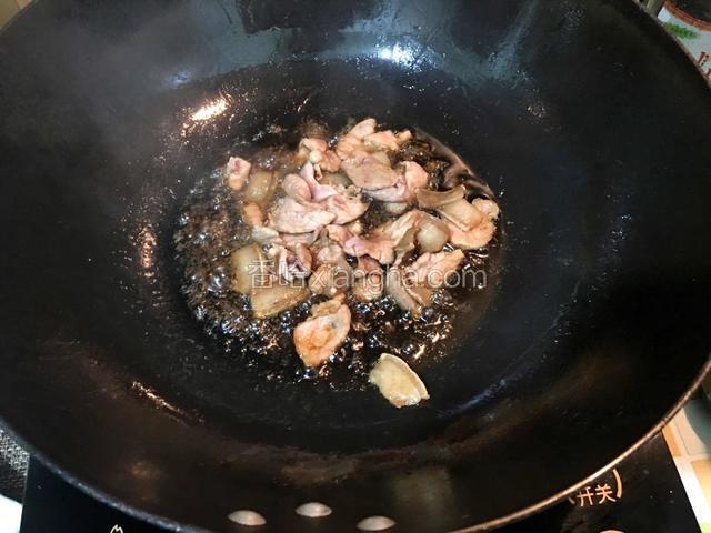 炒至肉变色，加入生抽炒匀