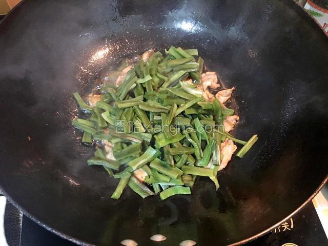 倒入切好的贡菜
