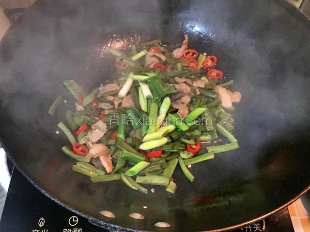 大蒜叶，加少许鸡精翻炒均匀即可出锅