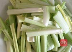 西芹炒木耳的做法图解1