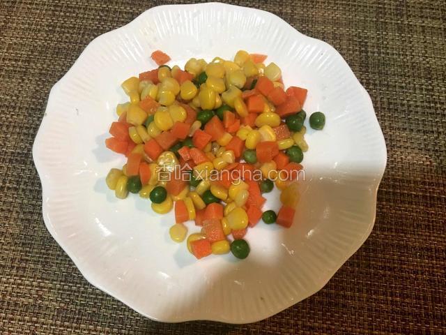 冻杂蔬解冻后洗净，沥干水份备用