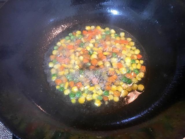 倒入适量清水焖煮