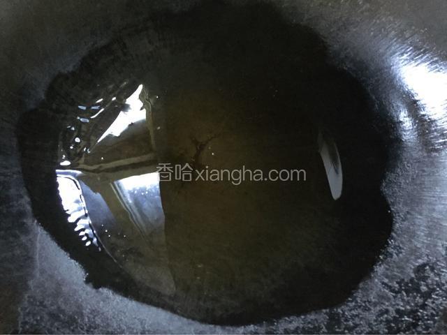 锅中倒入适量的食用油