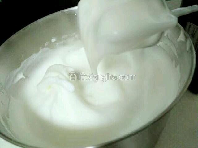 这时提前预热烤箱190度，然后将蛋白分次加糖打至七分发鸡尾状。分二次与蛋糕糊翻拌均匀，不可以划圈圈拌。