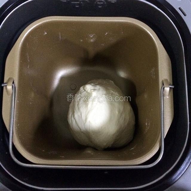 揉至成表面光滑的面团，约揉了15分钟，就可以启动发酵程序。