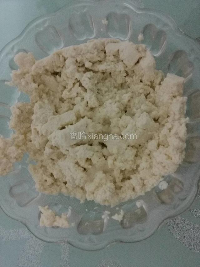 北豆腐焯水，铲成豆腐末，加少许盐。