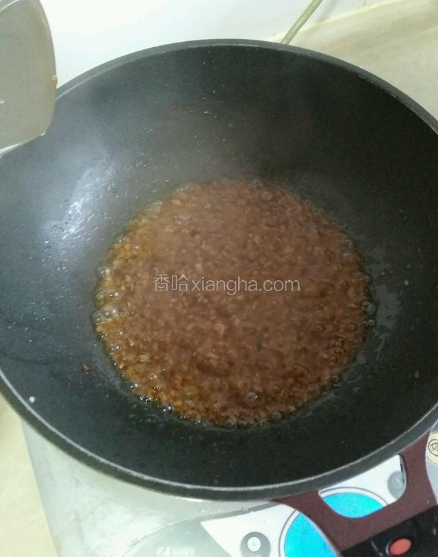 淋入水淀粉勾芡；