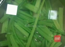 凉拌木耳芹菜的做法图解2