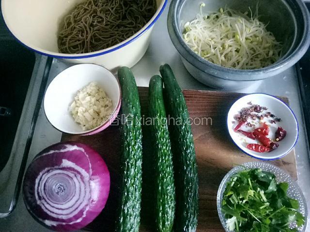 准备食材:豆芽提前用水焯好，蒜切末，香菜干红椒切段