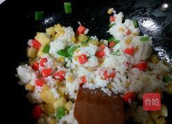 菠萝鸡肉炒饭的做法图解11