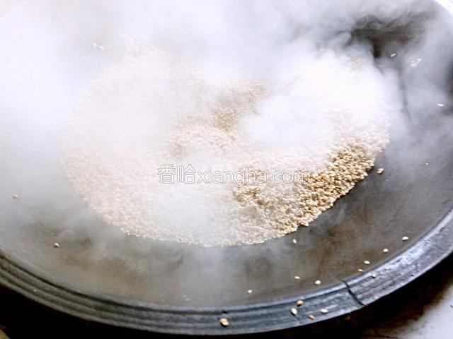 控好水最好用厚一点的锅来小火慢炒 
 要不停的翻炒不然容易炒糊
（因为水分大  锅里好多水气）