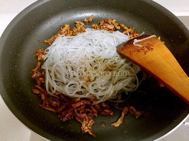 放入控干水份的红薯粉条。
