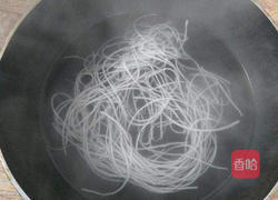 芹菜肉丝的做法图解2