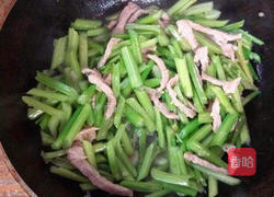 芹菜肉丝的做法图解4