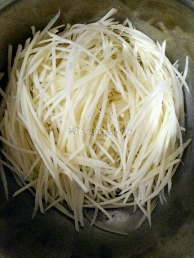 削皮土豆用擦子擦成丝。