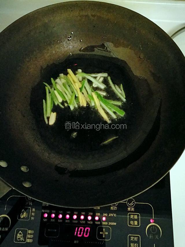 放入葱姜蒜爆香。
