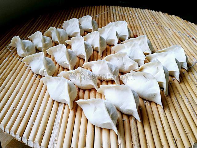 依次包好所有饺子。