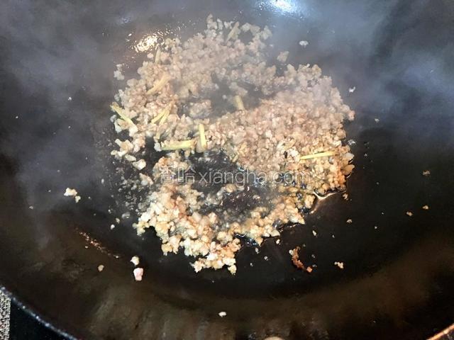 热锅倒油，放入姜丝、肉末，小火煸炒至肉变色，倒入生抽