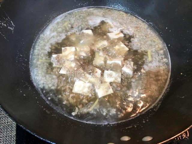 倒入豆腐块