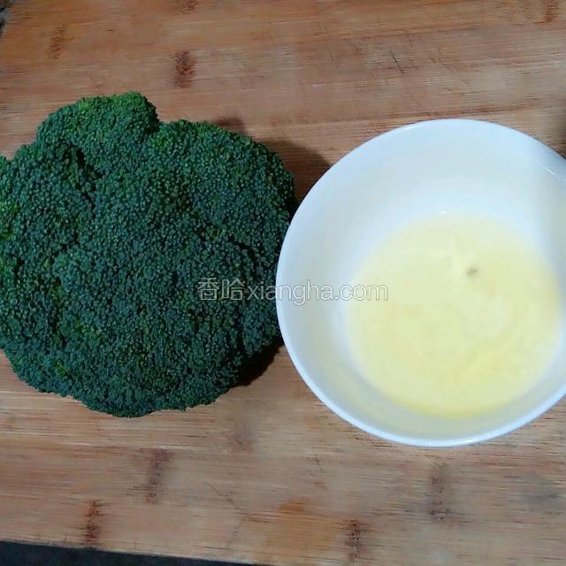 准备好主料，西兰花只用了一半
