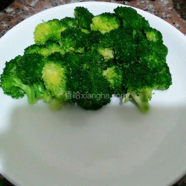 焯好的西兰花摆盘