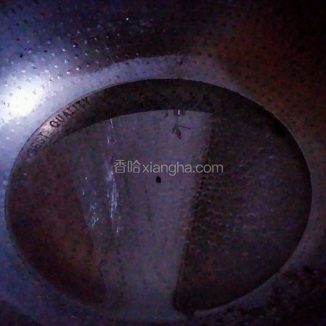 锅里另加小碗半碗水或高汤，烧开