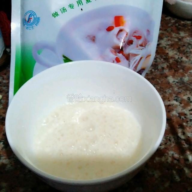 加汤宝料入淀粉内加适量清水调匀