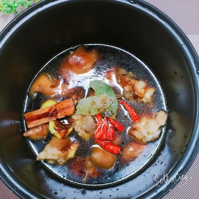 煎好的猪蹄倒进电饭煲放大料、葱（葱绕起来打结）、姜（姜切一半拍松）、老抽、生抽、料酒、糖、盐加清水和猪蹄持平，按蒸煮模式40分钟蒸煮