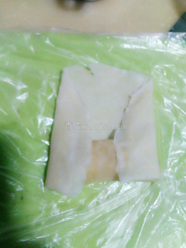 将两边的皮往里折，如图！