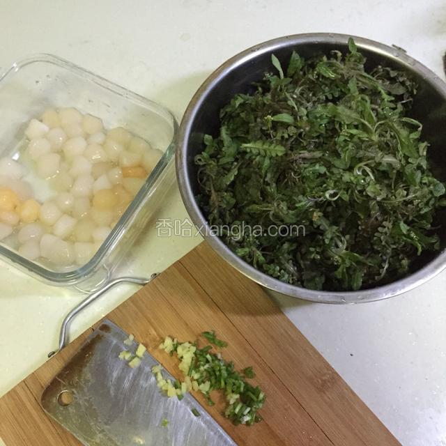 开火烧水。浸泡清洗好鲜贝，切好葱花姜末。