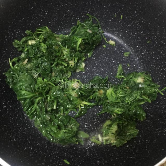 倒入荠菜段略微翻炒。