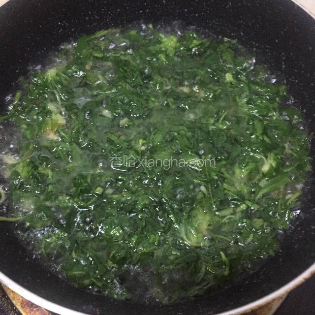 根据个人需要加入一大碗开水，开大火等锅中水沸腾后转中火。