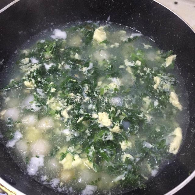 十几秒后待蛋液凝固后再翻动，倒入鲜贝，再次沸腾，加入适量盐搅匀即可。