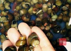 蒜蓉辣椒酱爆炒田螺的做法图解1