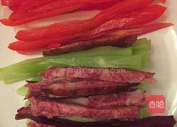 桃花羹配五彩时蔬卷的做法图解2