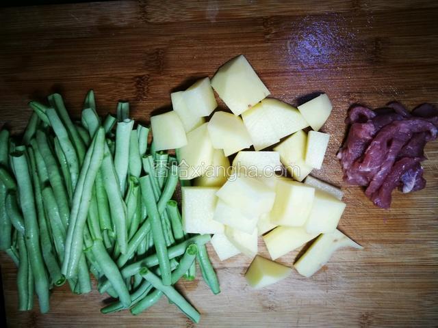 豆角洗净，去筋膜掰后两半儿，土豆切块，肉切片