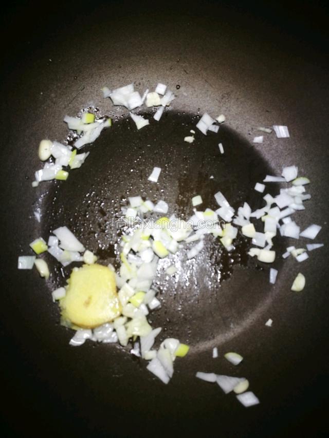 锅里加2g油，烧热加入葱姜以及一半的蒜，炒香