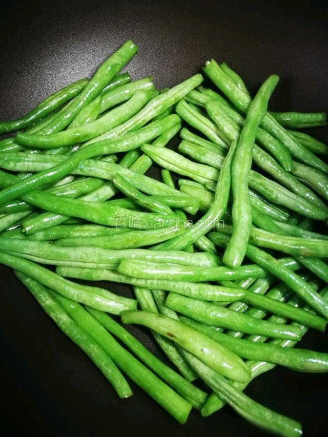 锅内重新加2g油，烧热加豆角，炒至变色，再把肉倒入，添加适量水，随即加入花椒八角，大火烧开锅，随后转中小火，煮15-20分钟后加面即可