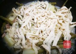 「Cathy边吃边营养」豆角焖手擀面的做法图解16