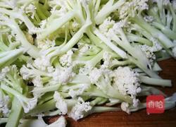 「Cathy边吃边营养」洋葱清炒有机菜花 非干锅版的做法图解1