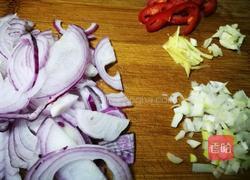 「Cathy边吃边营养」洋葱清炒有机菜花 非干锅版的做法图解3