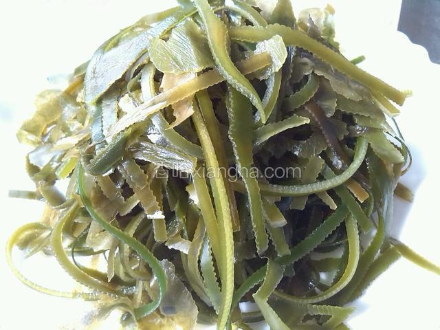 干海带用凉水泡发、洗净泥沙