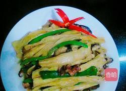 青椒香菇炒腐竹的做法图解3