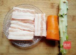 胡萝卜红烧肉的做法图解1