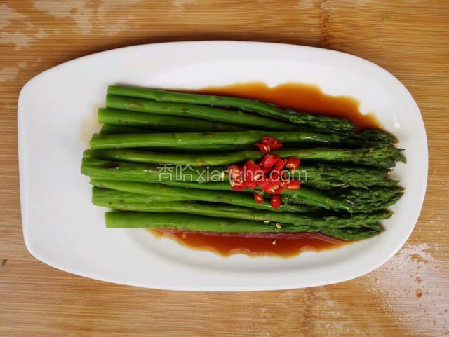 最后撒上红辣椒即可